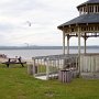 <p align=left>De l'autre côté du camping, une plage aménagée nous permet de passer de très agréables moments, malgré le vent et le temps frais.